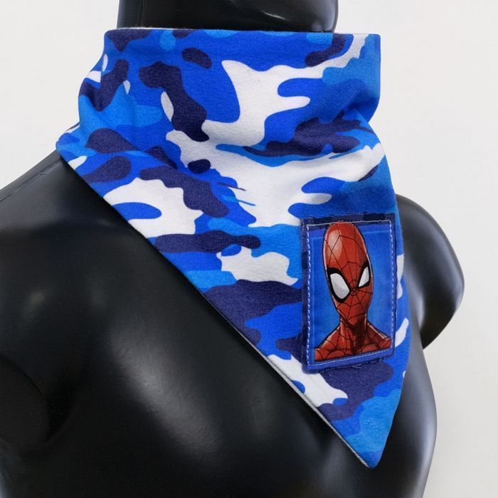 Particolare vestibilità scaldacollo con Spiderman su mimetico azzurro